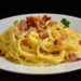 Carbonara com Bacon Crocante e Ovos. Legitima Cozinha Italiana