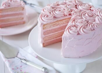 Bolo degradê rosa: o toque final para uma festa de 15 anos impecável